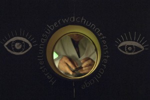 Blick durch Kontrollfenster in die Manufaktur